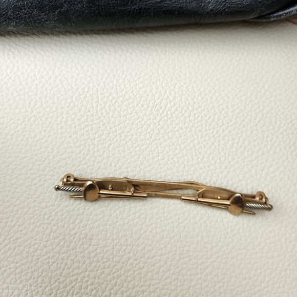 Vintage Anson Gold Tone 2 Crossed Swords Sabers Peace Fencing Tie Bar Open Clip - Picture 5 of 6